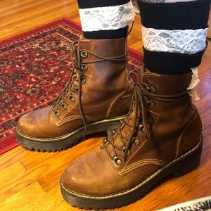 Dr. Martens Leona Boot